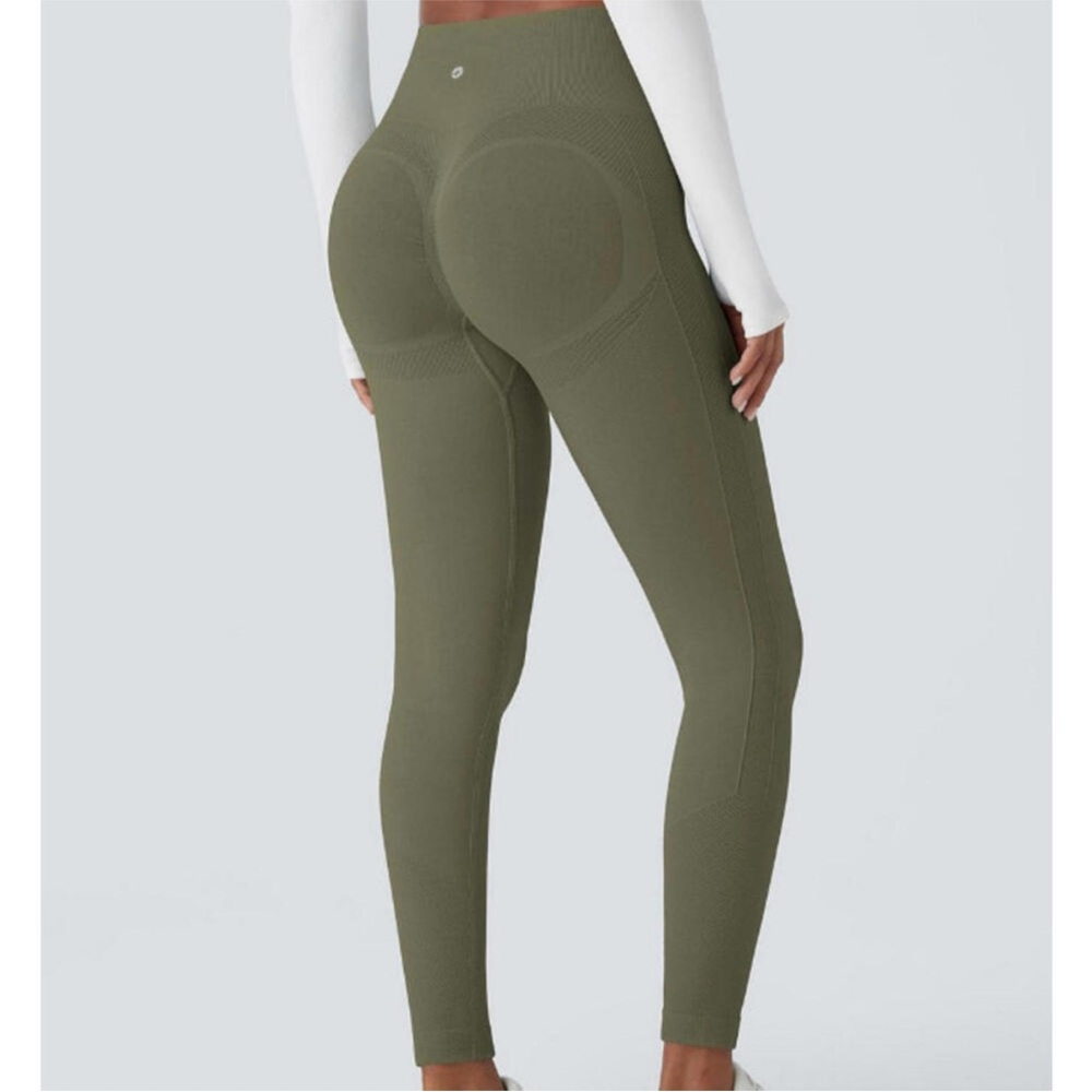 Halara Seamless flow butt scrunch legging - Picture 6 of 6